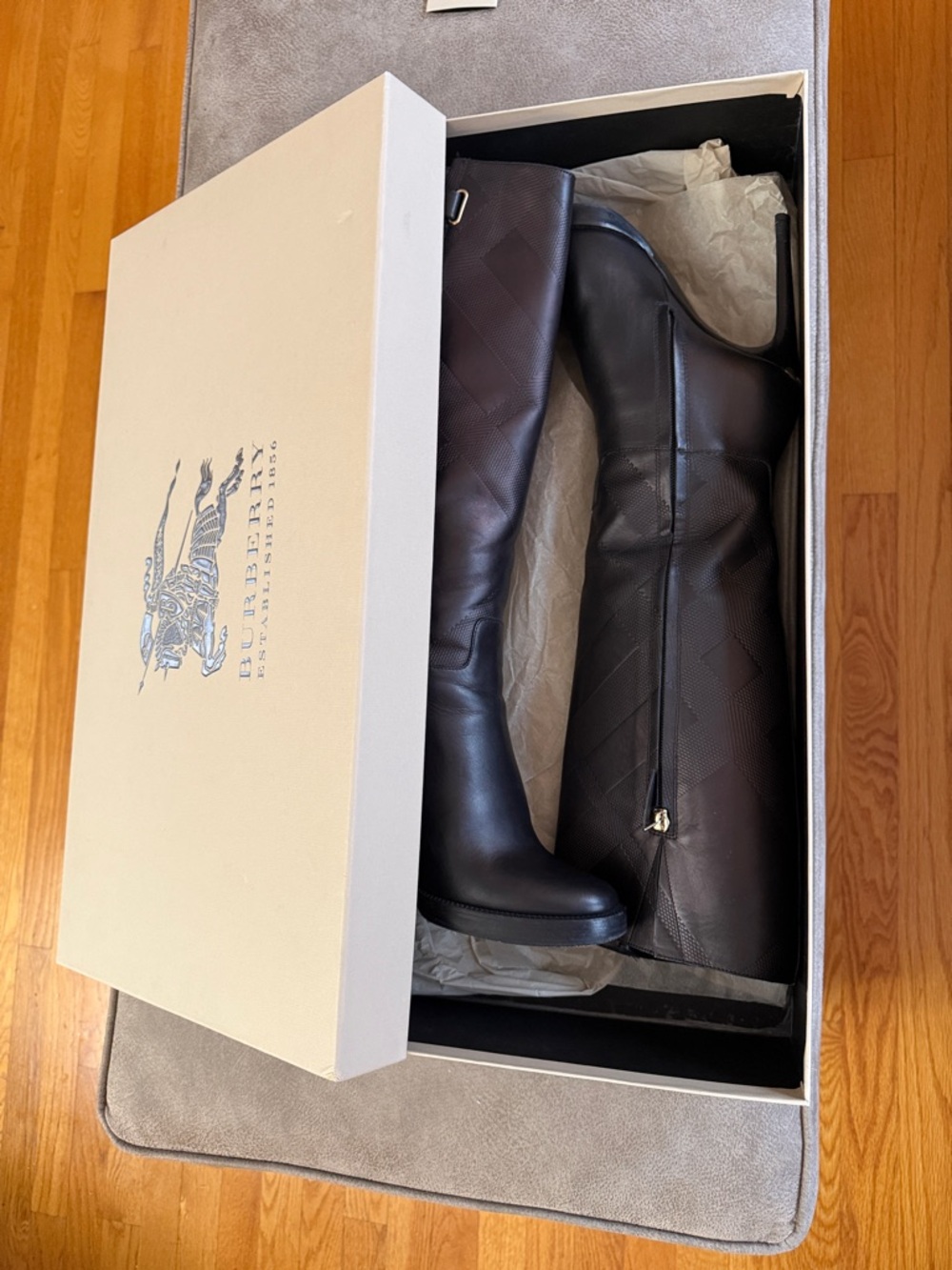 Burberry Black Leather Knee-High Stiletto Boots with Signature Check Texture - Picture 16 of 16